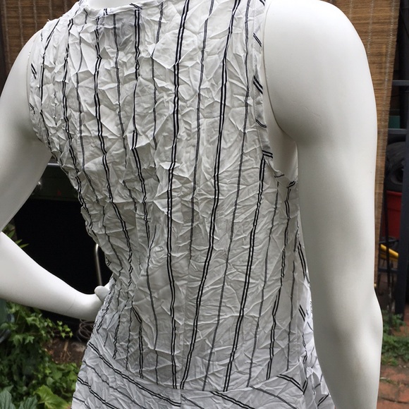 COMFY Sleeveless Crinkle Dress in Black & White - Picture 5 of 8